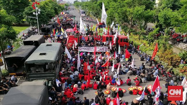 Buruh-Mahasiswa Jatim Demo Omnibus Law, Bundaran Waru Lumpuh