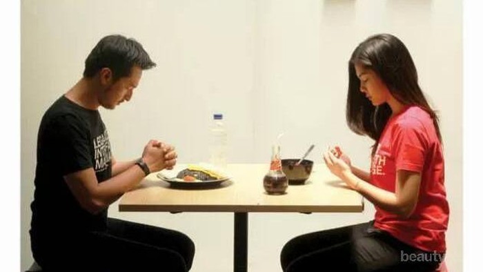 10 Hal Ini Cuma Bisa Dipahami Oleh Orang yang Pernah Pacaran Beda Agama