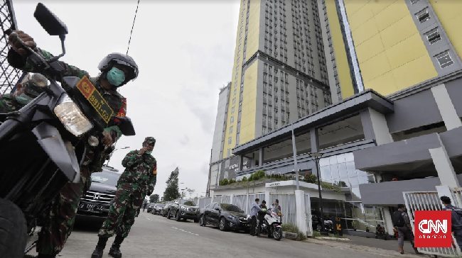 Kenakan Masker dan Sarung Tangan, Jokowi Tinjau Wisma Atlet