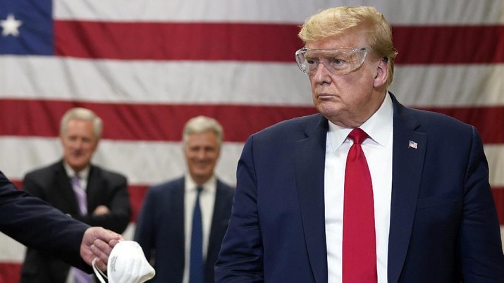 Gawat! Massa Kepung Gedung Putih, Trump Dibawa ke Bungker