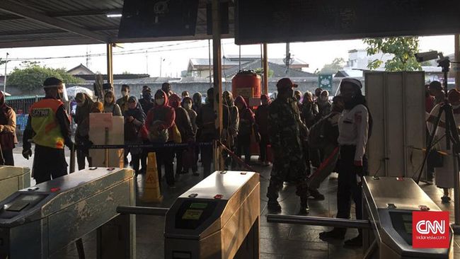 Hari Pertama Transisi, Antrean Mengular di KRL Penyangga
