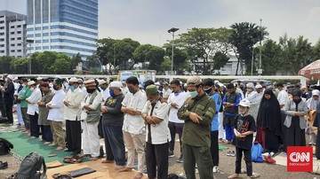 Massa Aksi Tolak RUU HIP Salat di Depan DPR, Saf Rapat