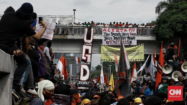 massa-aksi-tolak-omnibus-law-kecewa-dpr-tutup-telinga