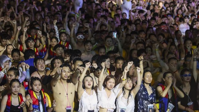China Sebut Dugem di Wuhan Tanda Kemenangan atas Covid-19 