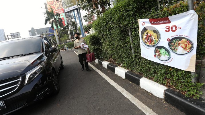 Fenomena Pekerja Restoran Jualan di Pinggir Jalan, Tanda Apa?