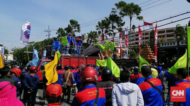 Buruh Surabaya Demo Omnibus Law, Ajak Masyarakat Ikut Aksi