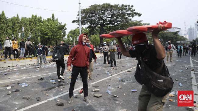 Polisi Pukul Jurnalis CNNIndonesia.com Liput Demo Omnibus Law