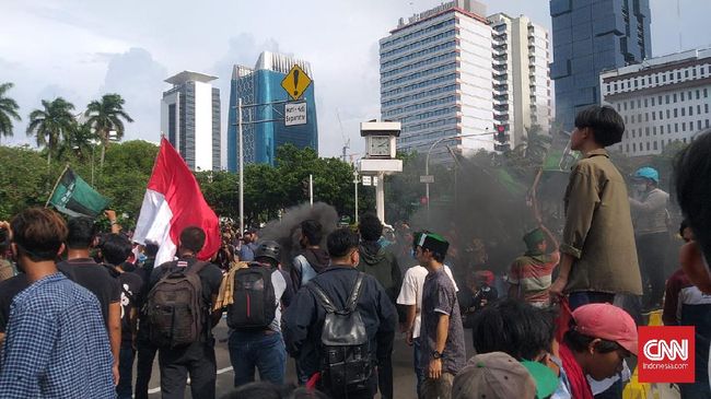 Marinir Dikerahkan untuk Bubarkan Massa di Patung Kuda