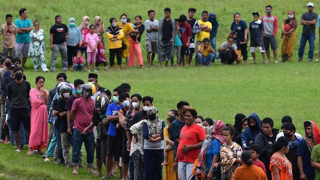 Warga Sulbar Cari KK di Reruntuhan Demi Bantuan Gempa