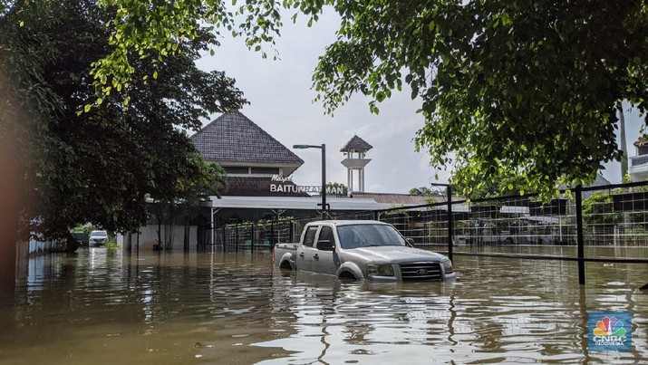 Banjir Belum Surut, Anies Salahkan Banjir Kiriman dari Hulu 