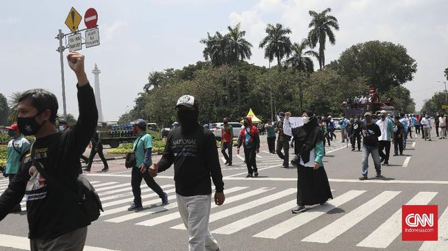 puluhan-buruh-demo-tolak-uu-ciptaker-di-gedung-mk