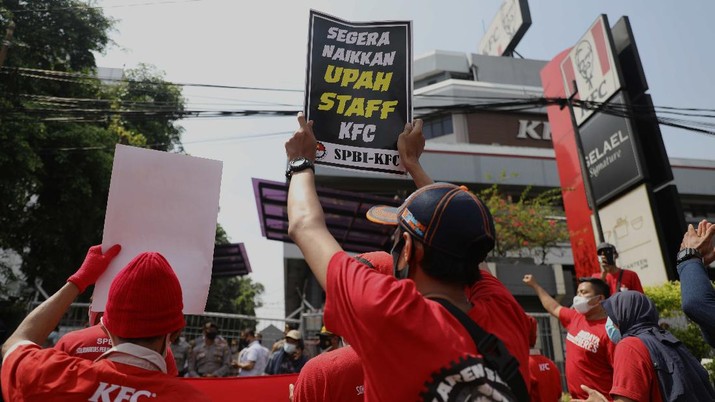  Dramatis! Markas KFC Dikepung Karyawan, Ada PHK &amp; Potong Gaji