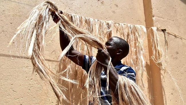 Serat Pohon Pisang Disulap Menjadi Karpet di Uganda
