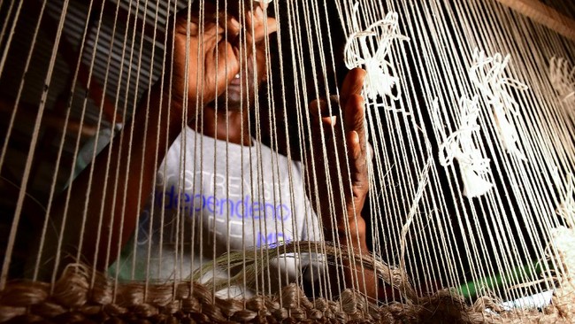 Serat Pohon Pisang Disulap Menjadi Karpet di Uganda