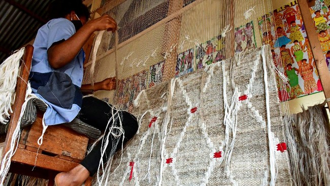 Serat Pohon Pisang Disulap Menjadi Karpet di Uganda