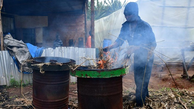 Serat Pohon Pisang Disulap Menjadi Karpet di Uganda