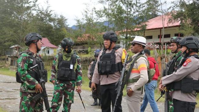 TNI-Polri Baku Tembak dengan KKB Papua, 2 Orang Tewas