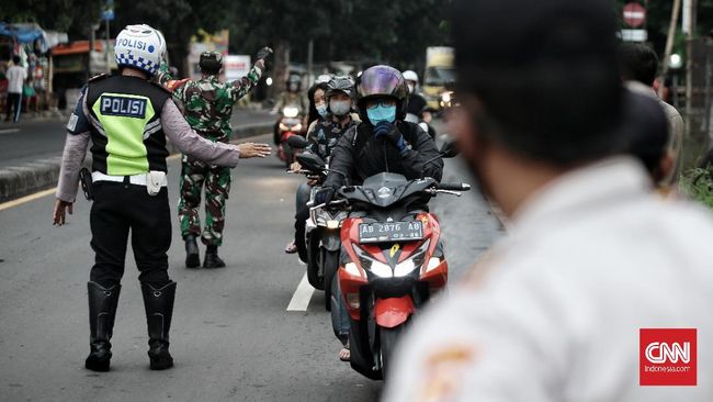 polisi-sekat-akses-keluar-masuk-dki-mulai-jam-0000-malam-ini