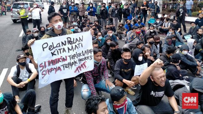 Demo Tolak PPKM Bergemuruh di Bandung: Pelan-pelan Kita Mati!!