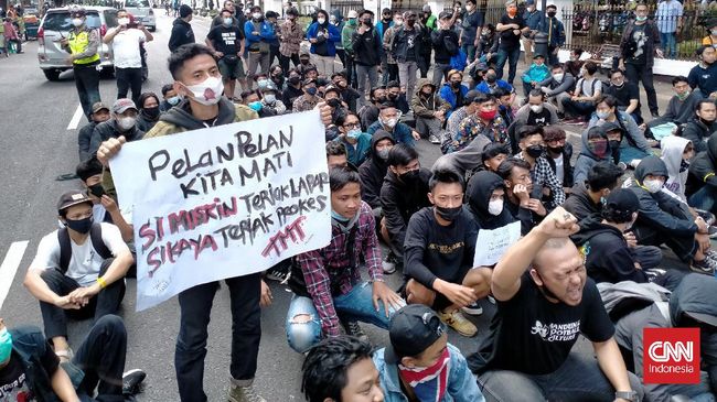 demo-tolak-ppkm-bergemuruh-di-bandung-pelan-pelan-kita-mati