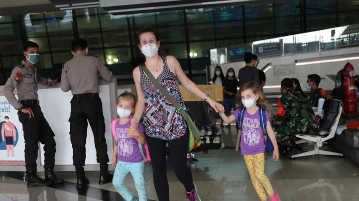 luhut-sebut-aturan-visa-5-tahun-orang-asing-sedang-diproses