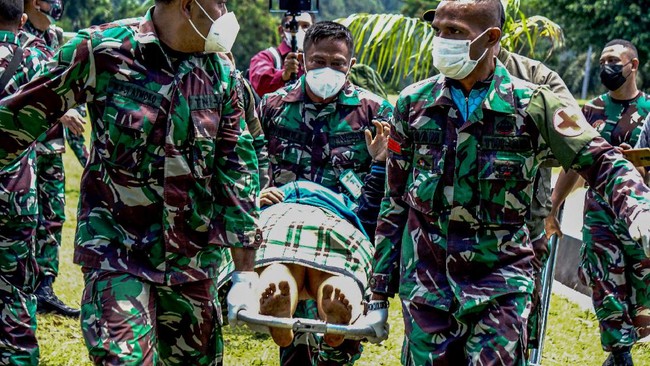 TNI Evakuasi 4 Prajurit yang Tewas Ditembak KKB, Termasuk Pratu Arifin