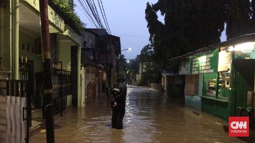 Banjir Terjang Belasan RT di Jakarta Semalam, Puluhan Orang Mengungsi