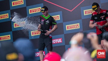 Toprak Hindari Semprotan Sampanye di Atas Podium WSBK Mandalika