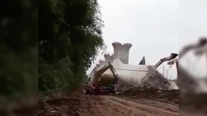 Viral! Tiang Kereta Cepat Timpa Ekskavator, Bos KCIC Murka!
