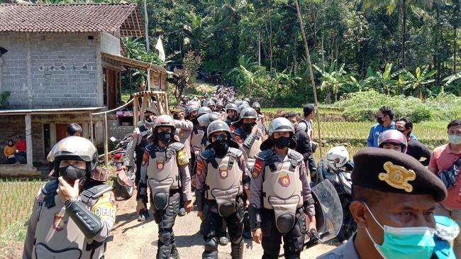 Warga Wadas Ketakutan, Anjing Pelacak Brimob Diterjunkan Tengah Malam