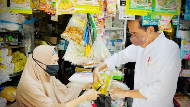 Jejak Jokowi dan Pembantunya Atasi Minyak Goreng yang Masih Mahal