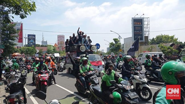 Ribuan Pengemudi Ojol Jatim Demo di Surabaya Tuntut Evaluasi Tarif