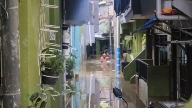 Banjir 1 Meter Rendam Rumah Warga Kebon Pala Kampung Melayu