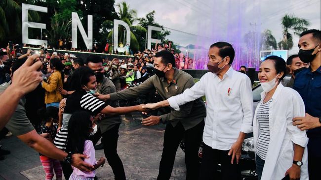 Iring-iringan Jokowi di Ende NTT Terhenti karena Warga Minta Foto