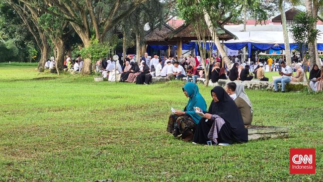 Peringati 18 Tahun Tsunami Aceh, Kuburan Massal Dipenuhi Peziarah