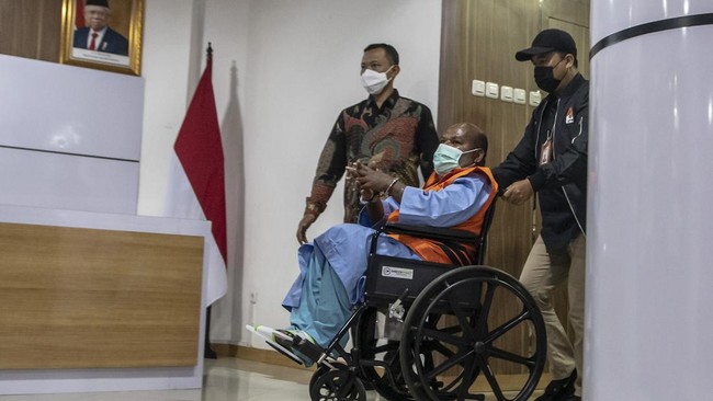 KPK Bilang Lukas Enembe Ogah Makan, Pengacara Klaim gegara Menu Tak Cocok