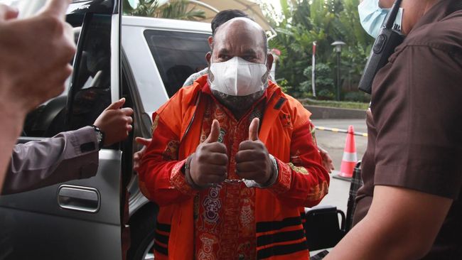 Lukas Enembe Bantah Alirkan Dana ke OPM: Kau Catat, NKRI Harga Mati!
