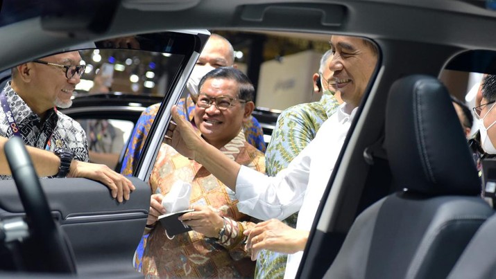 Jokowi Jadi Bapak Otomotif RI, Gimana Kinerja Industrinya?