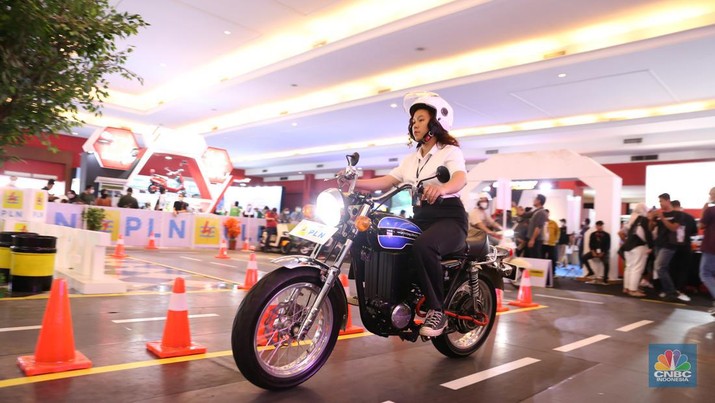 Luhut Targetkan Populasi Mobil Listrik Sampai 10% Tahun Depan