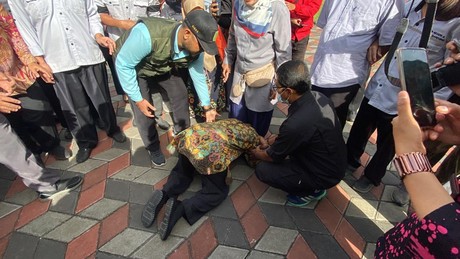 Risma Sujud di Depan Guru SLB Bandung Saat Ditagih Janji Hibah Lahan