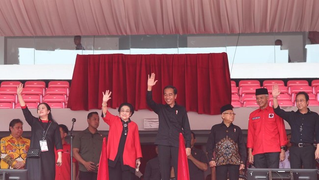 Jokowi-Gibran Jalan Bareng Megawati ke Arena Rakernas PDIP