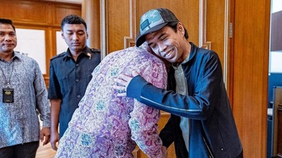 PM Anwar Ibrahim Sambut Baik UAS di Malaysia, Saling Berpelukan
