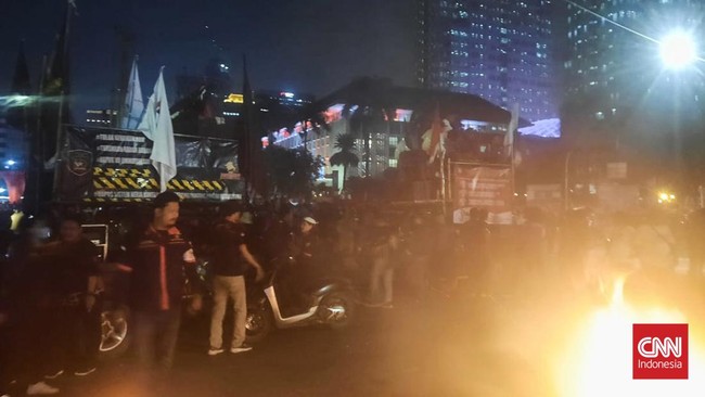 Demo Buruh di Depan Monas, Massa Bakar Baliho Bergambar Jokowi