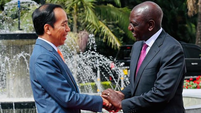 presiden-kenya-ruto-tertawa-lepas-diajak-jokowi-tinggal-sebulan-di-ri