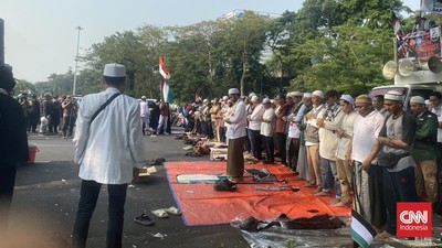 Massa Aksi Bela Palestina Salat Berjamaah di Depan Gedung Kedubes AS