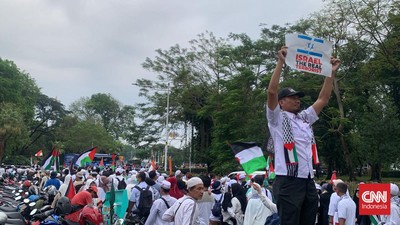 Lewat di Depan Kedubes AS, Massa Lantang Teriakkan Palestina Merdeka