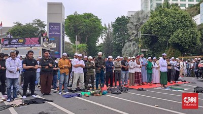 Massa Tolak Coldplay Salat Berjemaah di Jalan Sekitar GBK