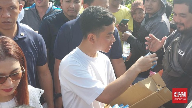 Gibran Bagi-bagi Susu ke Warga di CFD Jakarta Pagi Ini