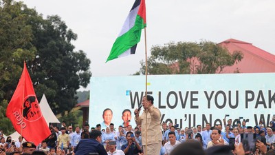 Ajak Masyarakat Doa Bersama untuk Gaza, Prabowo Cium Bendera Palestina