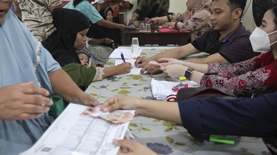 Sri Mulyani Bakal 'Korbankan' Program Lain Demi Bansos Baru Jokowi